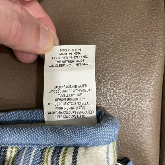 Van Cleef 4 pc Kitchen linen set. Oven mitts/potholder/tea towel. NWT! - Picture 3 of 3